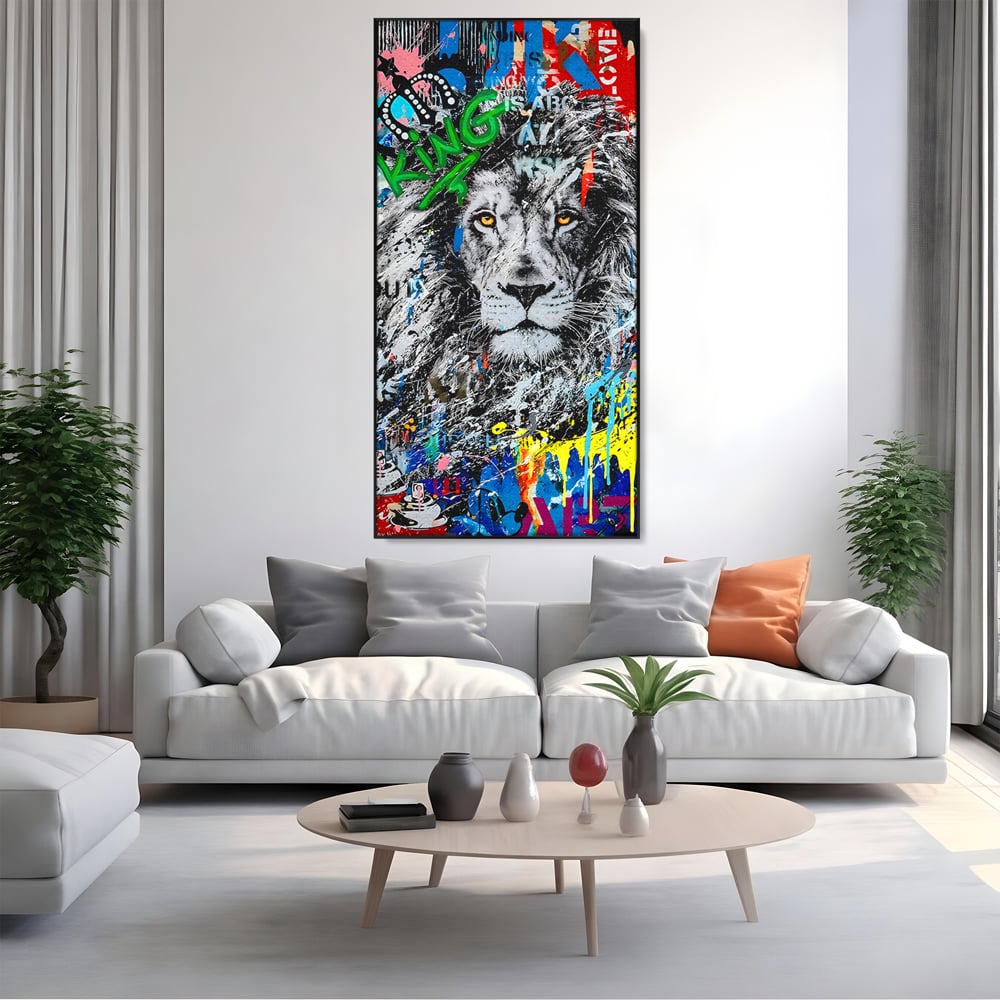 Tablou canvas cu tablou canvas cu leu graffiti, in rama de aluminiu negru, pe perete intr-un living