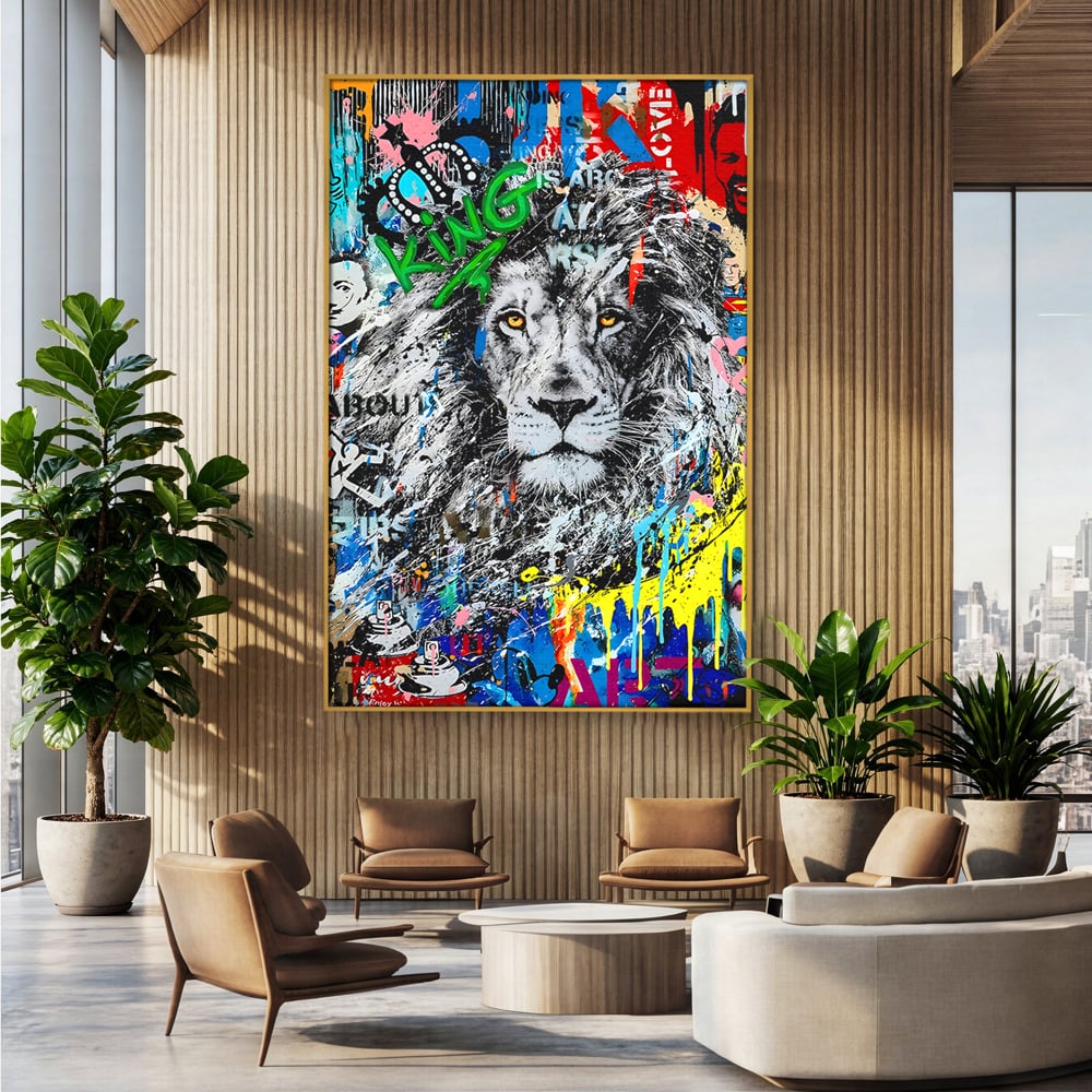 Tablou canvas cu tablou canvas cu leu graffiti, in rama de aluminiu auriu, pe perete intr-un birou