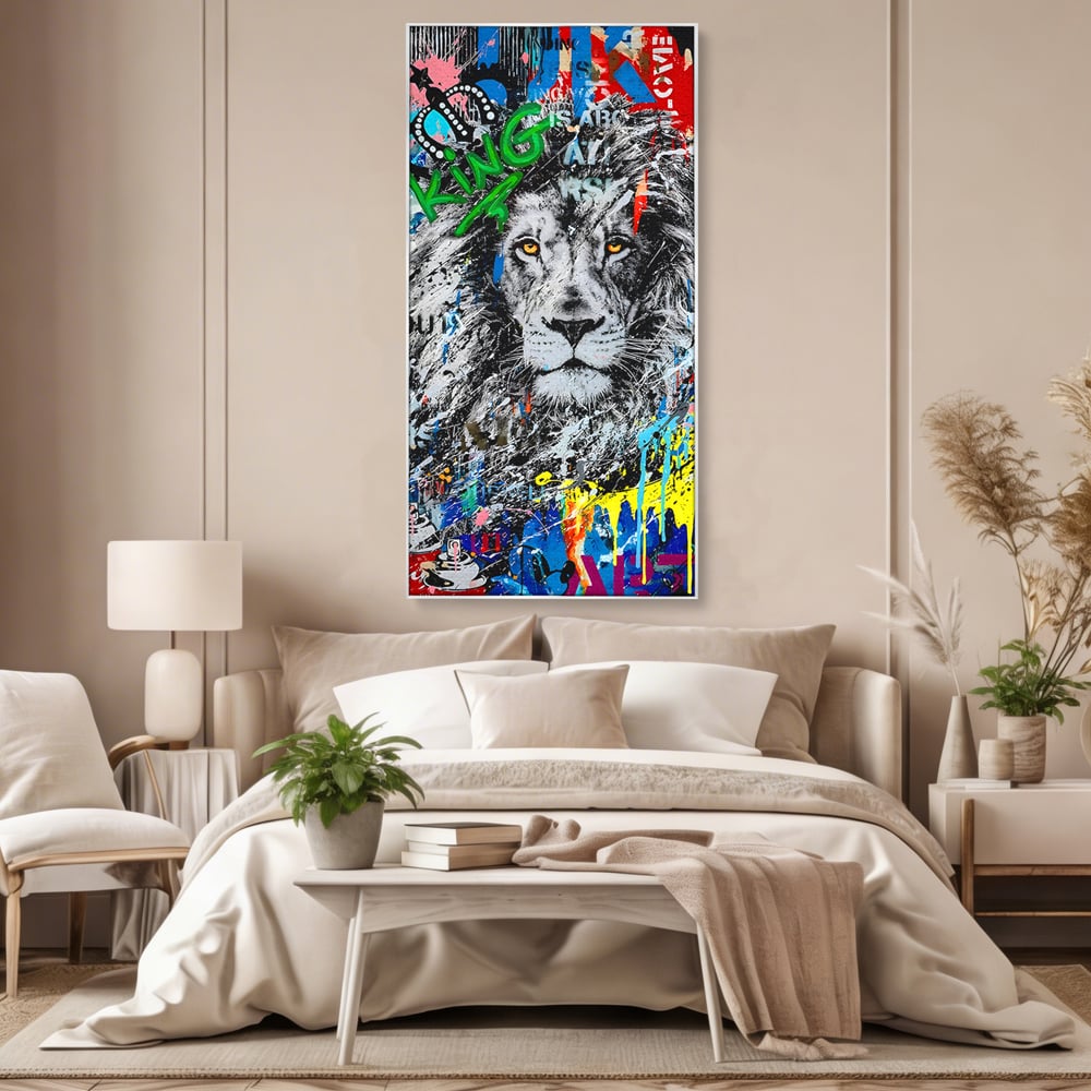 Tablou canvas cu tablou canvas cu leu graffiti, in rama de aluminiu argintiu, pe perete intr-un dormitor
