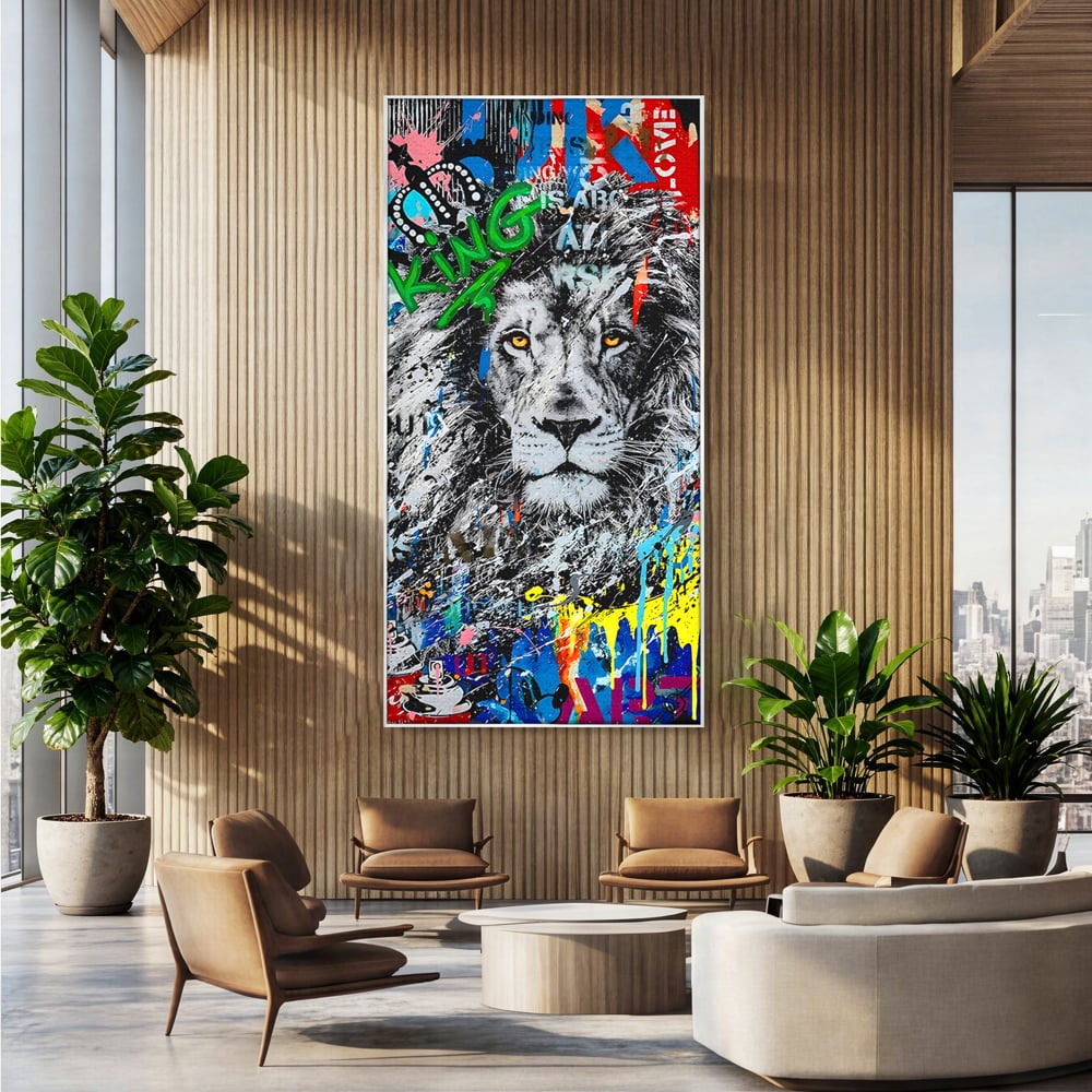 Tablou canvas cu tablou canvas cu leu graffiti, in rama de aluminiu argintiu, pe perete intr-un birou