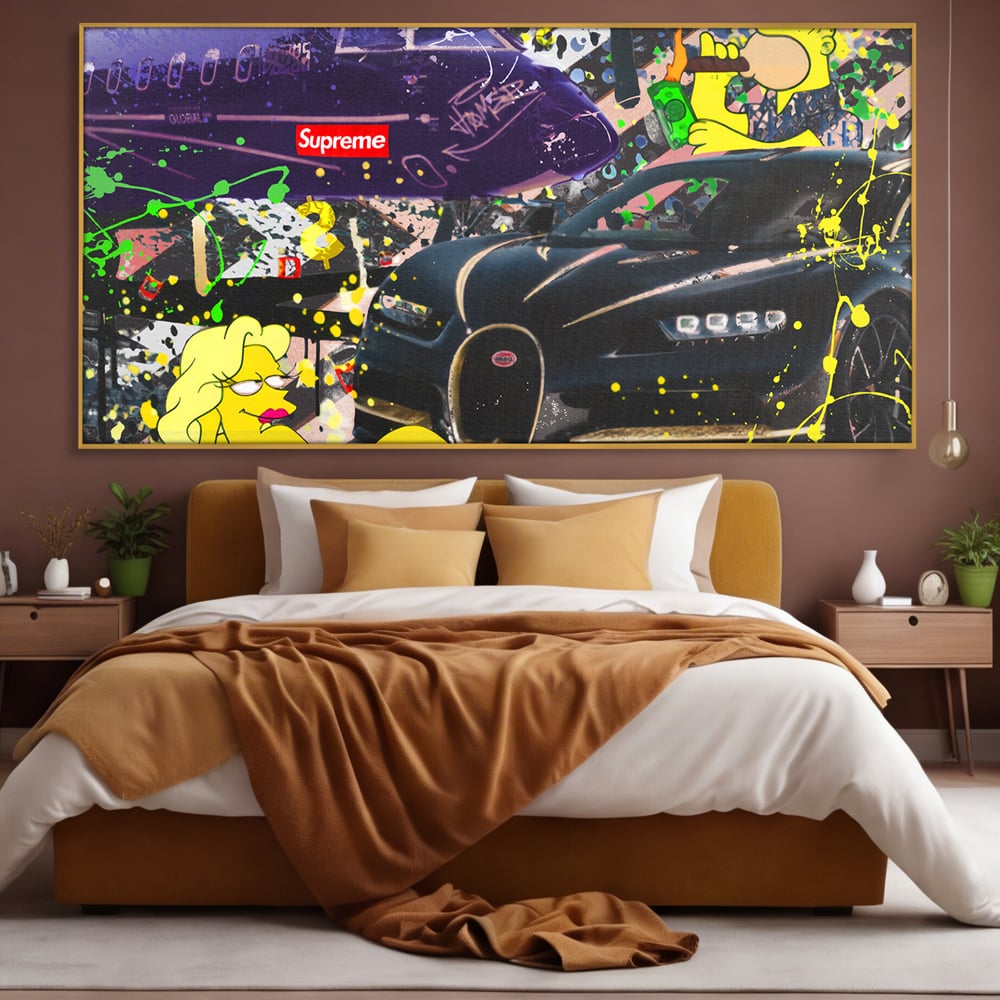 Tablou canvas cu tablou canvas cu homer simpson si masina de lux, in rama de aluminiu auriu, pe perete intr-un dormitor