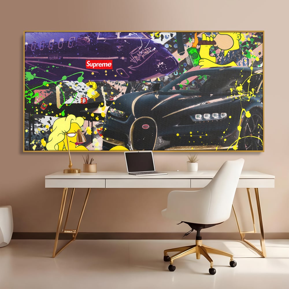 Tablou canvas cu tablou canvas cu homer simpson si masina de lux, in rama de aluminiu auriu, pe perete intr-un birou