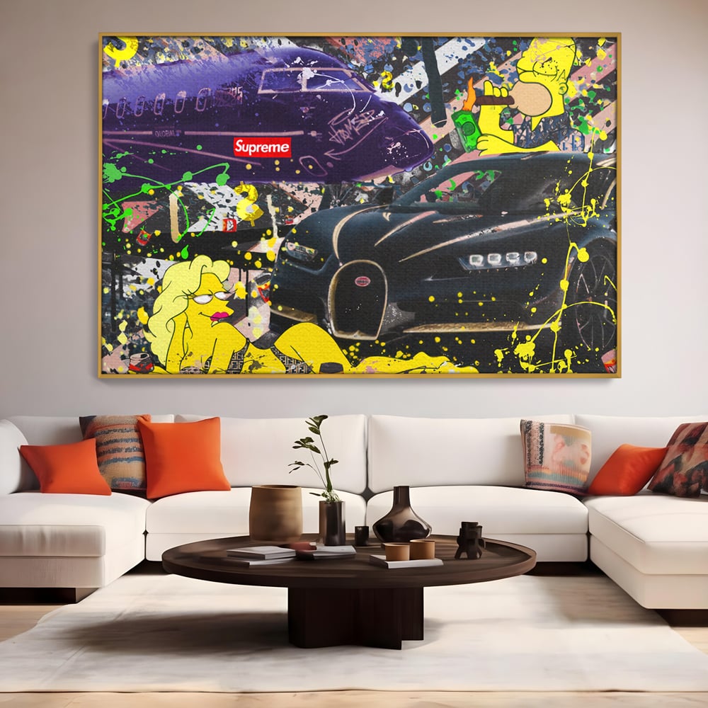 Tablou canvas cu tablou canvas cu homer simpson si masina de lux, in rama de aluminiu auriu, pe perete intr-un living