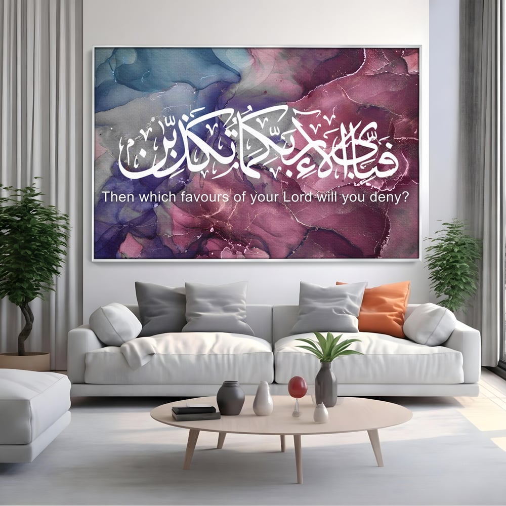Tablou canvas cu tablou canvas cu caligrafie araba, in rama de aluminiu argintiu, pe perete intr-un living