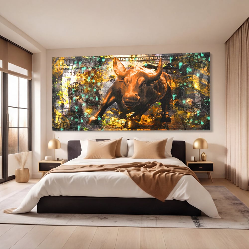 Tablou canvas cu tablou canvas cu taur si dolar, fara rama, pe sasiu de lemn, pe perete intr-un dormitor