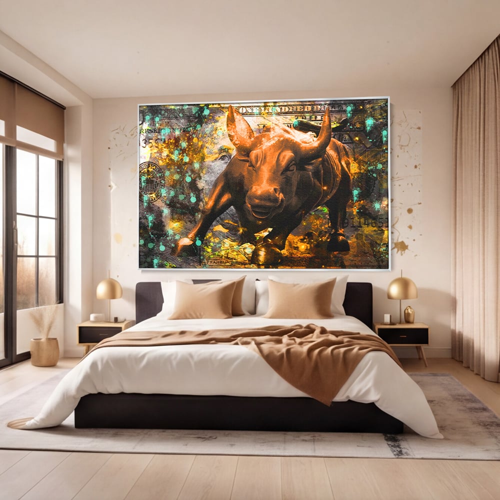 Tablou canvas cu tablou canvas cu taur si dolar, in rama de aluminiu argintiu, pe perete intr-un dormitor