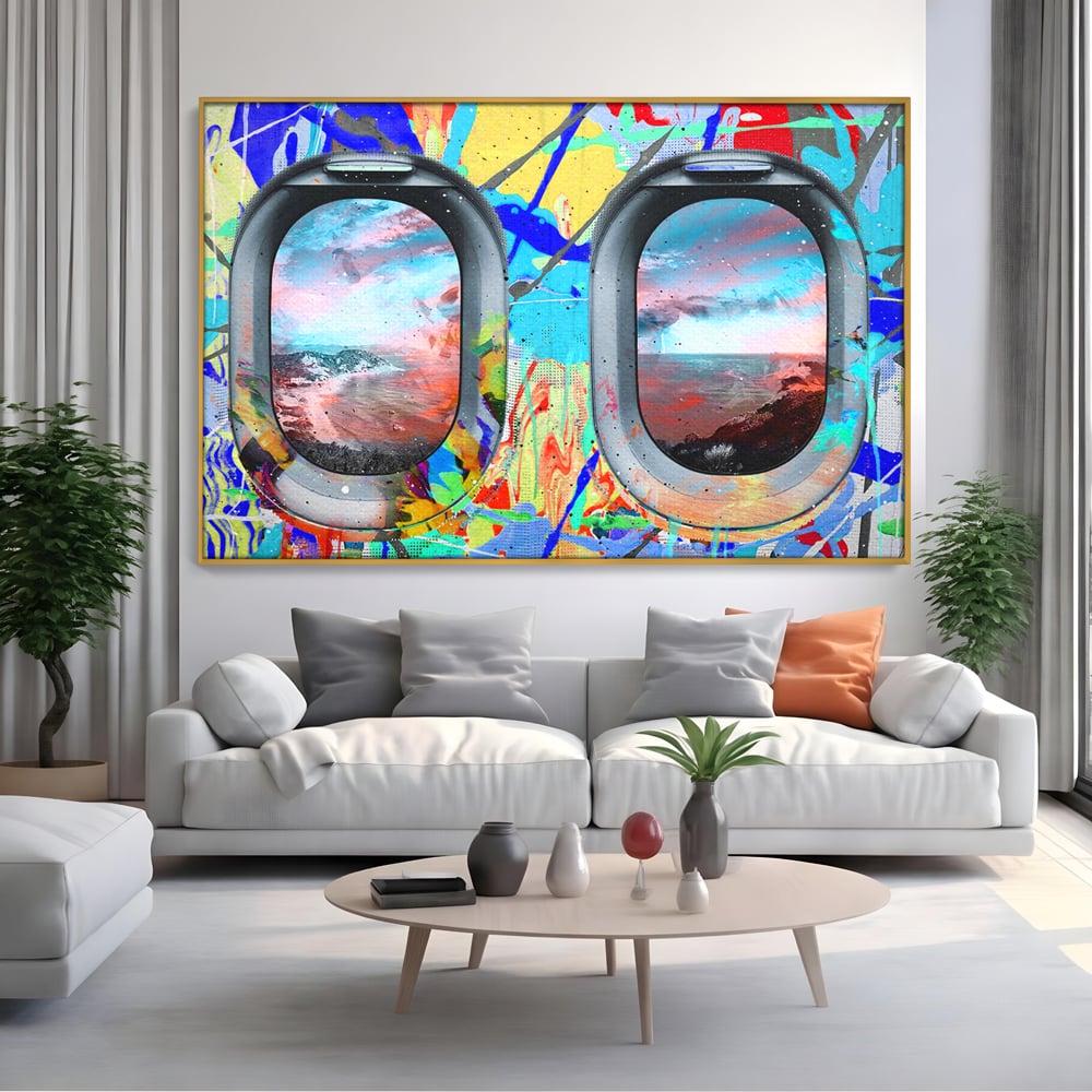 Tablou canvas cu tablou canvas cu ferestre de avion si graffiti, in rama de aluminiu auriu, pe perete intr-un living
