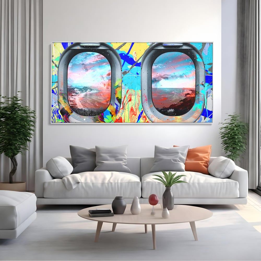 Tablou canvas cu tablou canvas cu ferestre de avion si graffiti, in rama de aluminiu argintiu, pe perete intr-un living