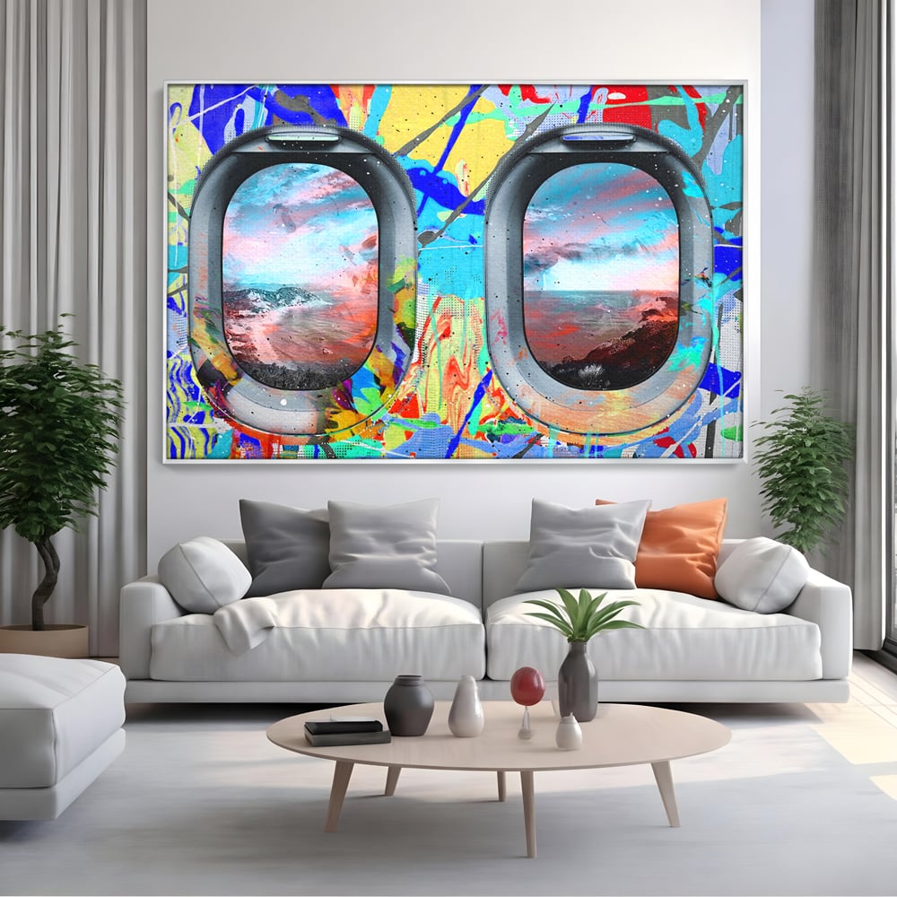 Tablou canvas cu tablou canvas cu ferestre de avion si graffiti, in rama de aluminiu argintiu, pe perete intr-un living