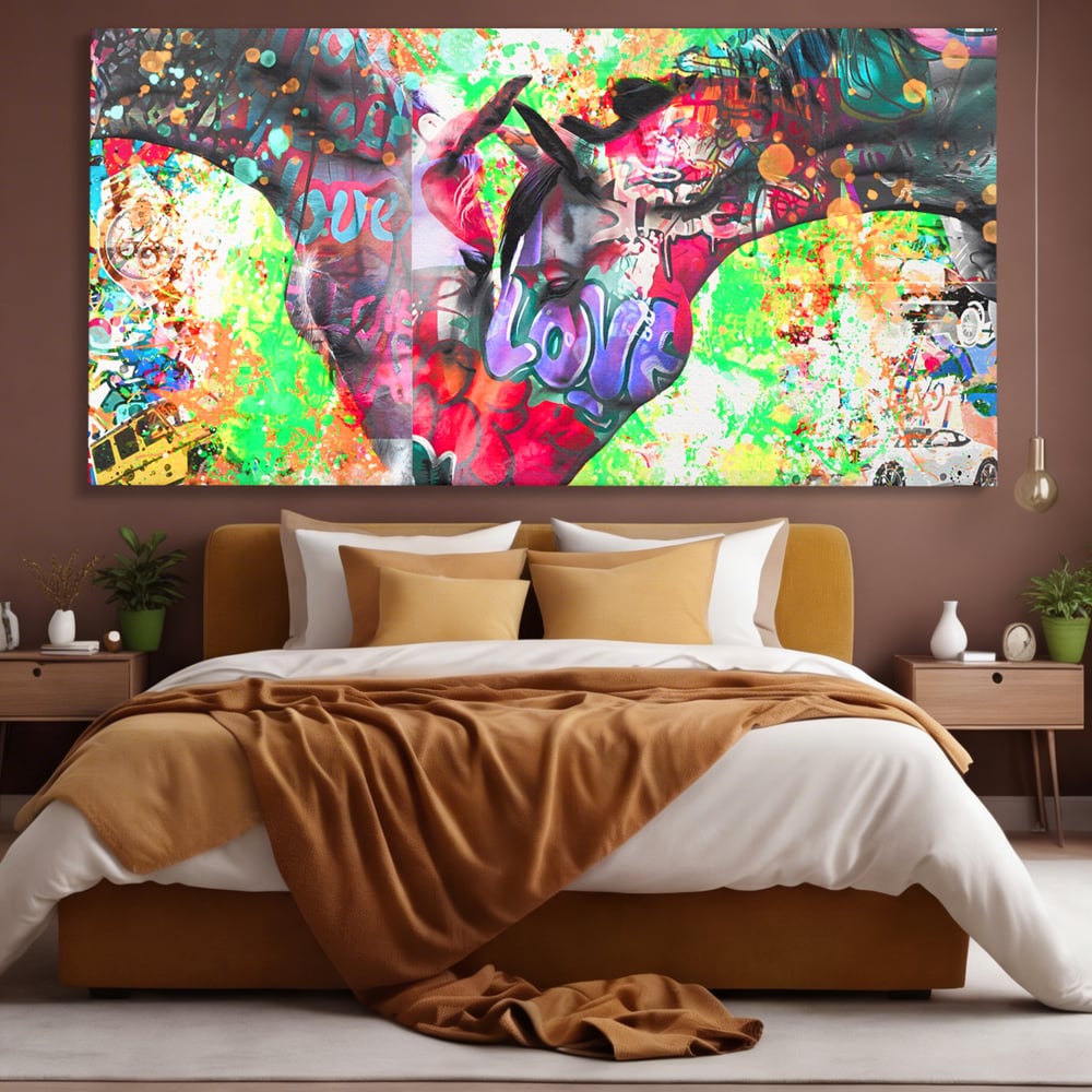 Tablou canvas cu tablou canvas cu doi cai si graffiti colorat, fara rama, pe sasiu de lemn, pe perete intr-un dormitor