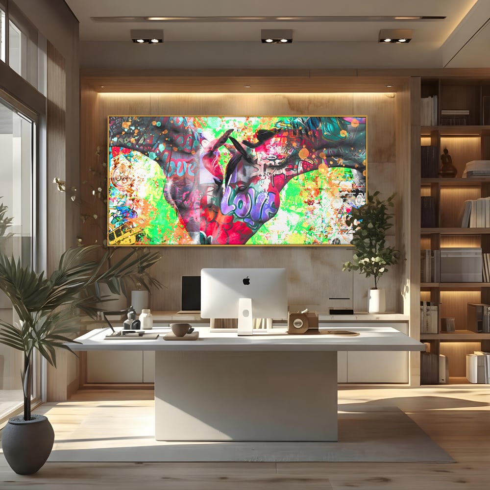 Tablou canvas cu tablou canvas cu doi cai si graffiti colorat, in rama de aluminiu auriu, pe perete intr-un birou