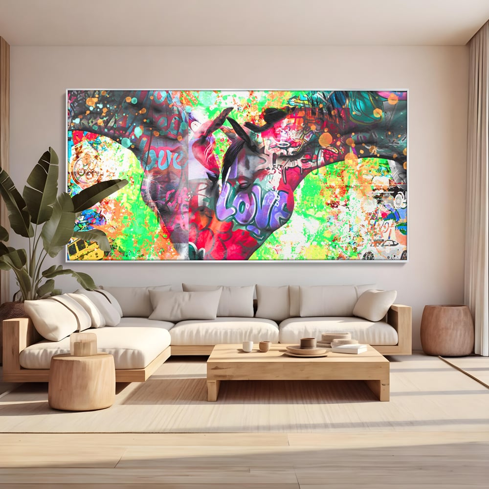 Tablou canvas cu tablou canvas cu doi cai si graffiti colorat, in rama de aluminiu argintiu, pe perete intr-un living