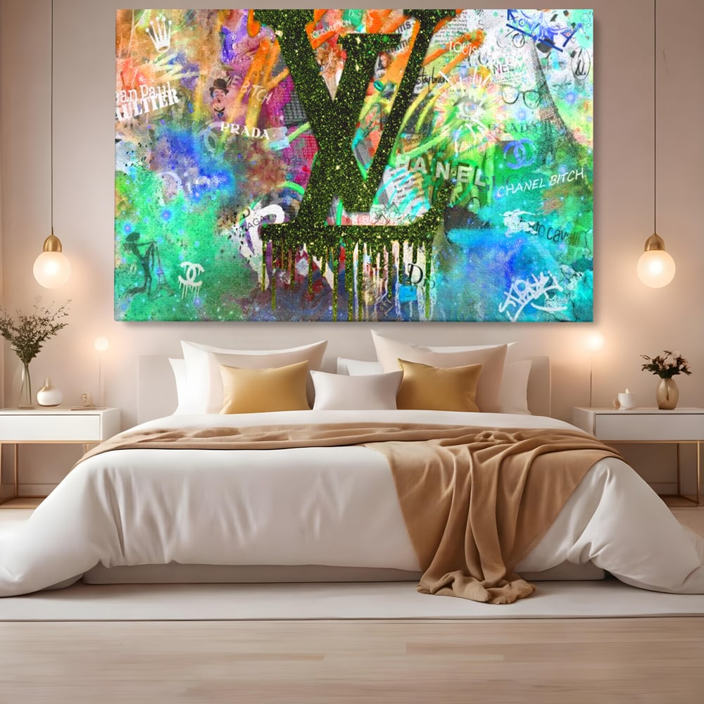Tablou canvas cu tablou canvas cu monograma si graffiti, fara rama, pe sasiu de lemn, pe perete intr-un dormitor