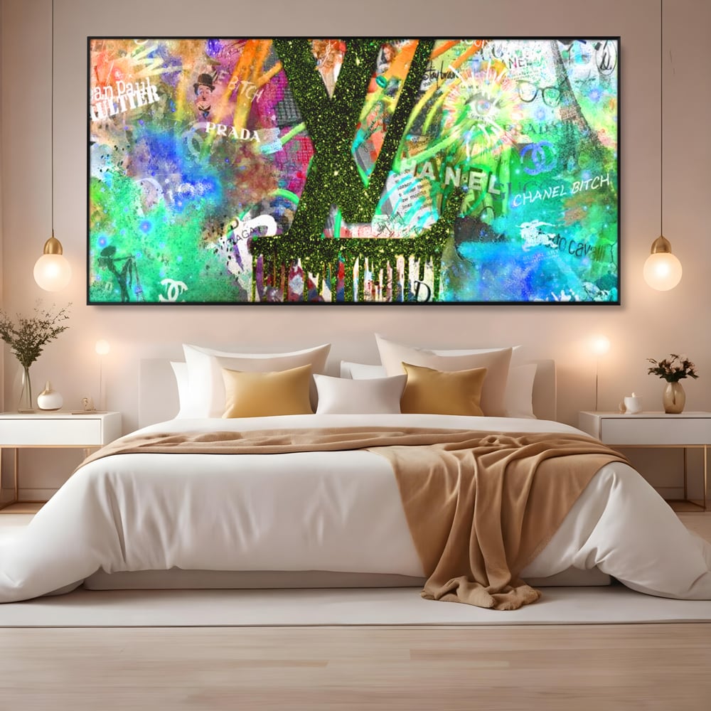 Tablou canvas cu tablou canvas cu monograma si graffiti, in rama de aluminiu negru, pe perete intr-un dormitor