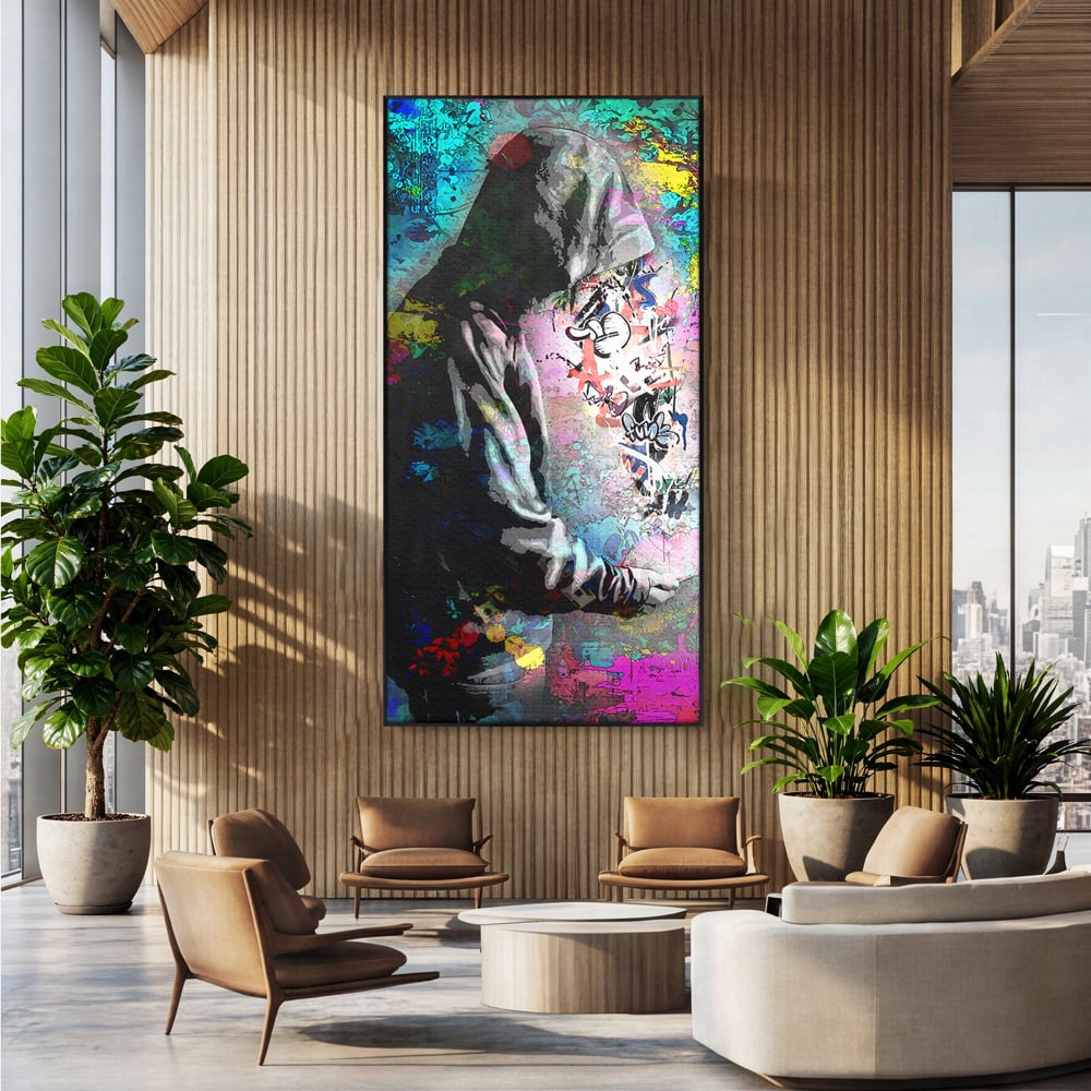 Tablou canvas cu tablou canvas cu baiat in hanorac, in rama de aluminiu negru, pe perete intr-un birou