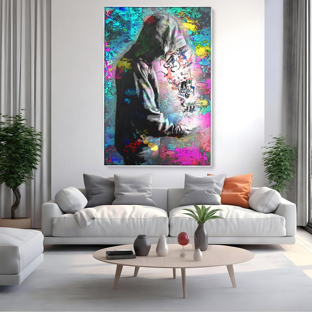 Tablou canvas cu tablou canvas cu baiat in hanorac, in rama de aluminiu argintiu, pe perete intr-un living