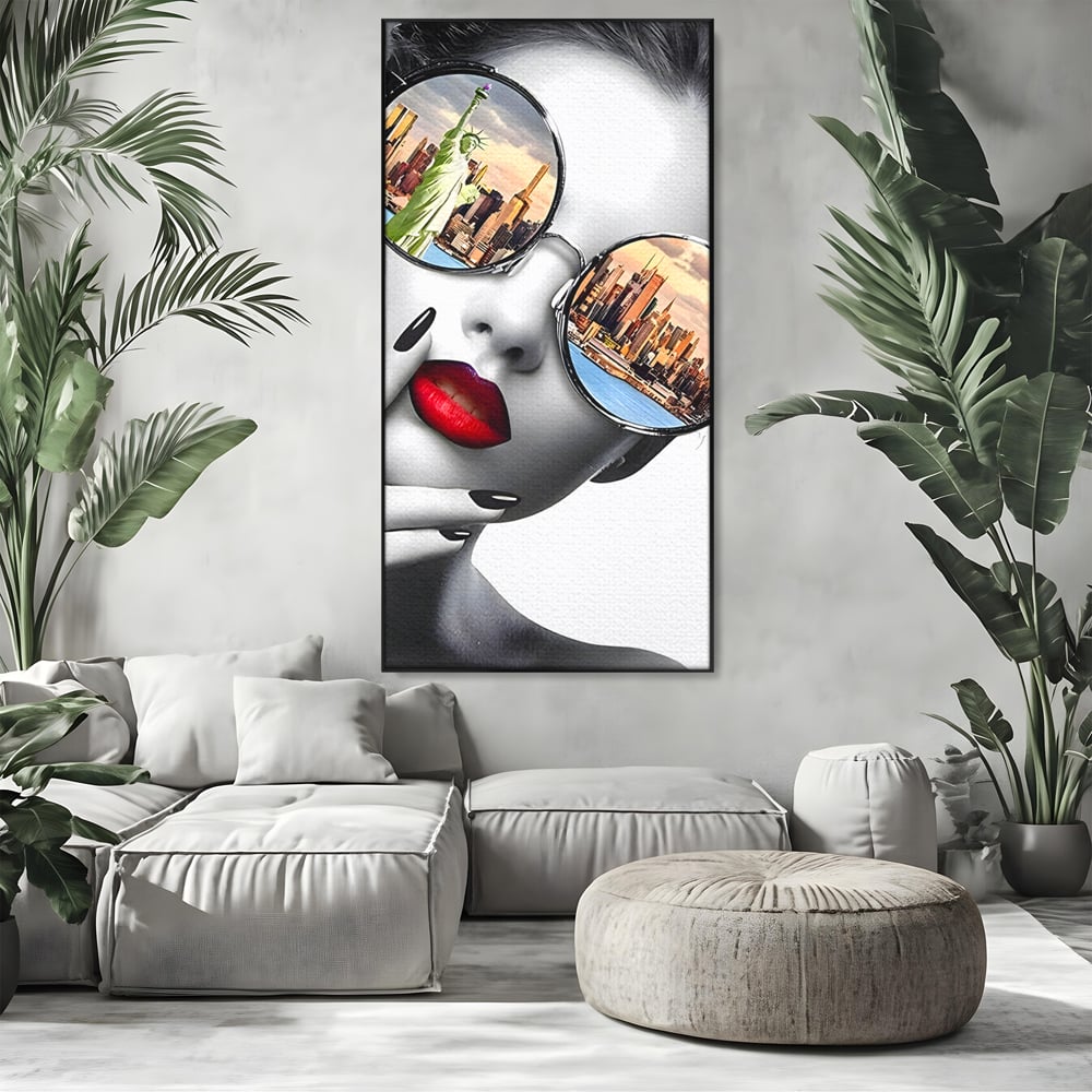 Tablou canvas cu tablou canvas cu portret femeie ochelari, in rama de aluminiu negru, pe perete intr-un living