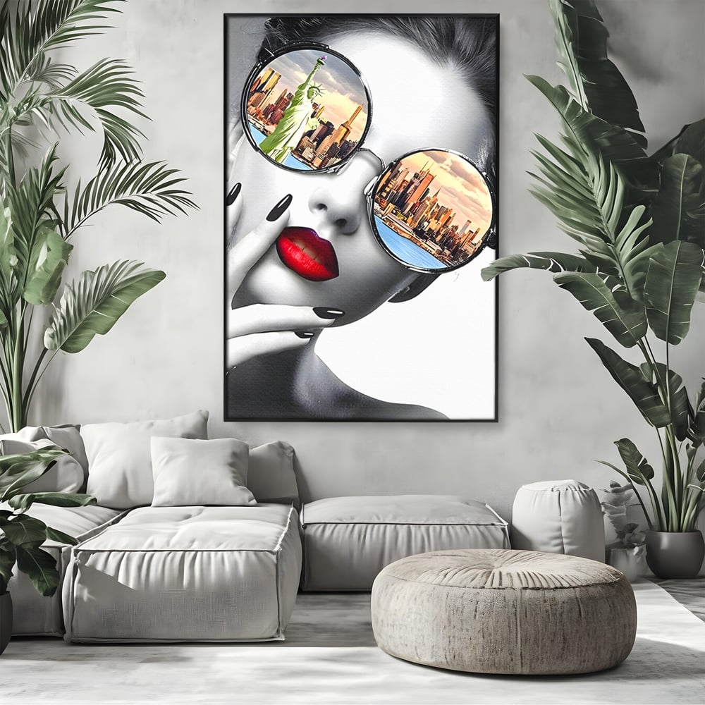 Tablou canvas cu tablou canvas cu portret femeie ochelari, in rama de aluminiu negru, pe perete intr-un living