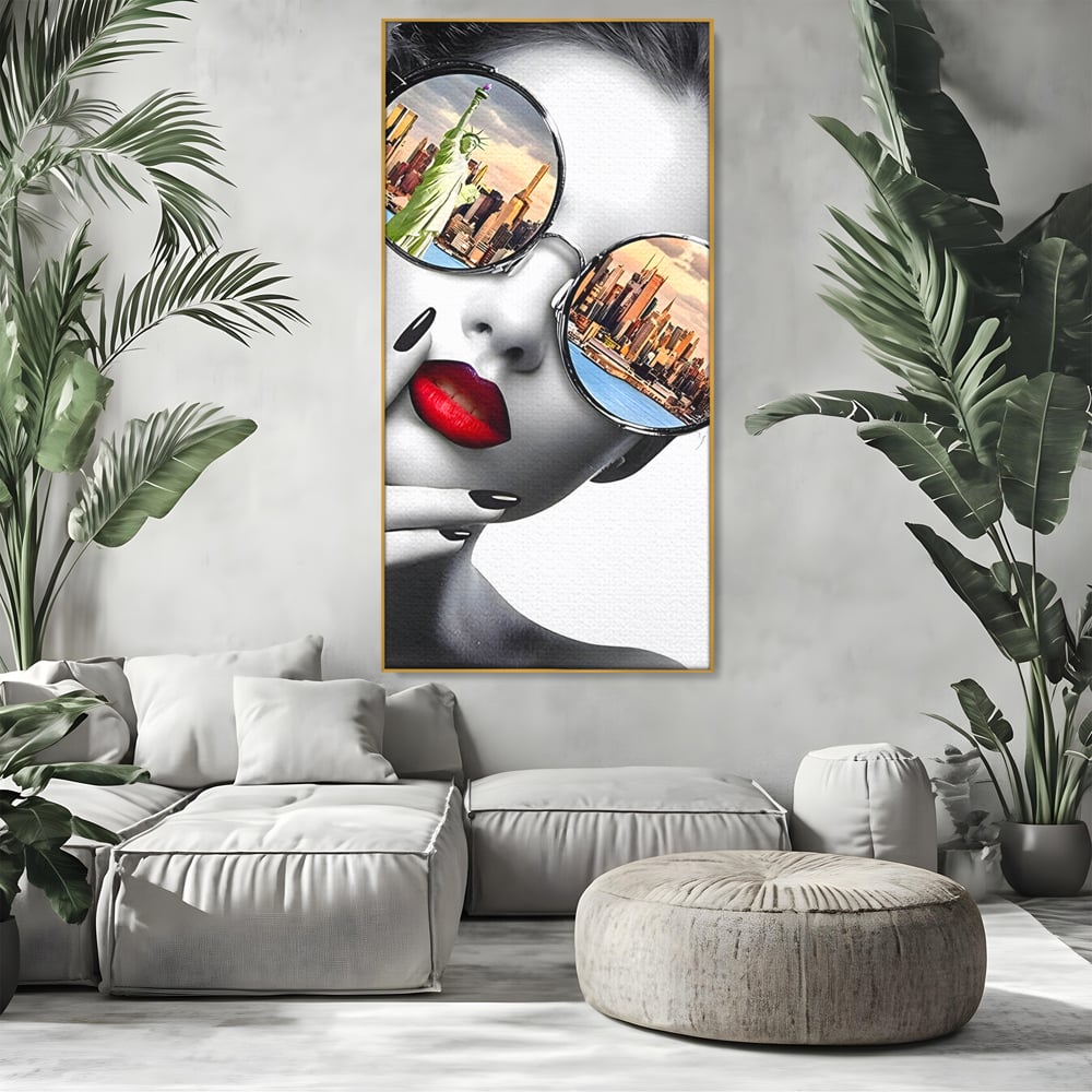 Tablou canvas cu tablou canvas cu portret femeie ochelari, in rama de aluminiu auriu, pe perete intr-un living