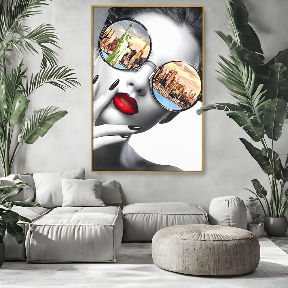 Tablou canvas cu tablou canvas cu portret femeie ochelari, in rama de aluminiu auriu, pe perete intr-un living