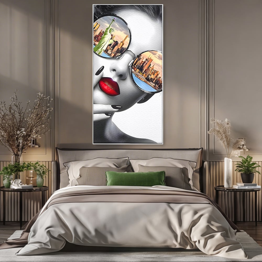 Tablou canvas cu tablou canvas cu portret femeie ochelari, in rama de aluminiu argintiu, pe perete intr-un dormitor