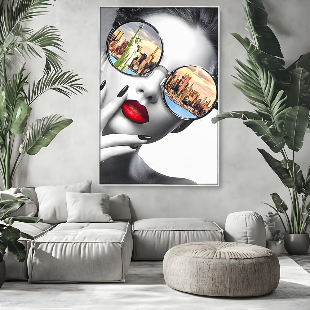 Tablou canvas cu tablou canvas cu portret femeie ochelari, in rama de aluminiu argintiu, pe perete intr-un living