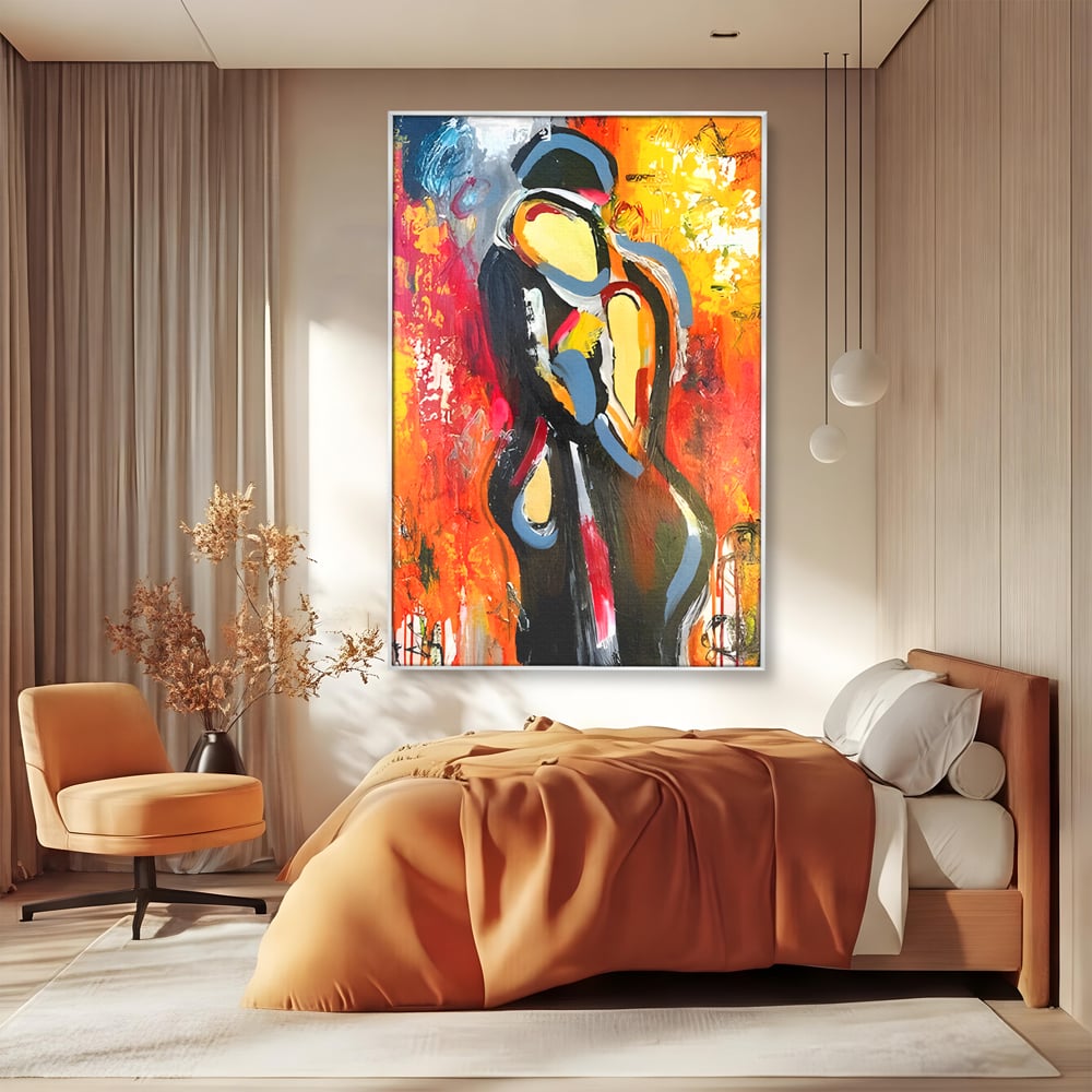 Tablou canvas cu pictura abstracta cu un cuplu imbratisat, in rama de aluminiu argintiu, pe perete intr-un dormitor