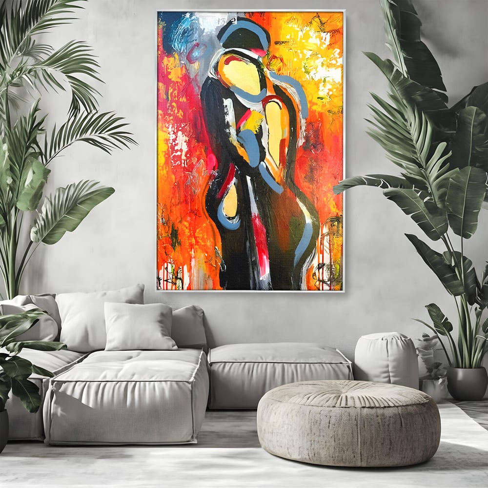 Tablou canvas cu pictura abstracta cu un cuplu imbratisat, in rama de aluminiu argintiu, pe perete intr-un living