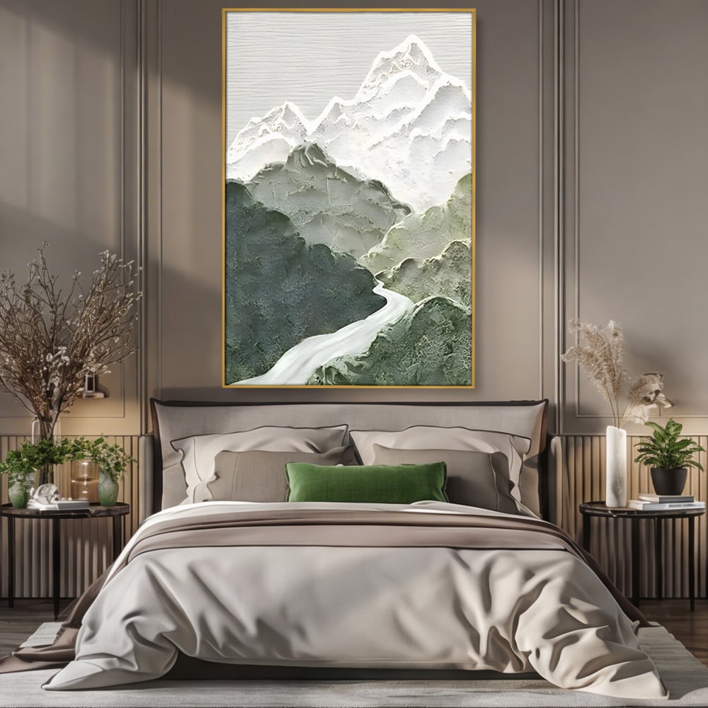 Tablou canvas cu tablou canvas cu munti in relief, in rama de aluminiu auriu, pe perete intr-un dormitor