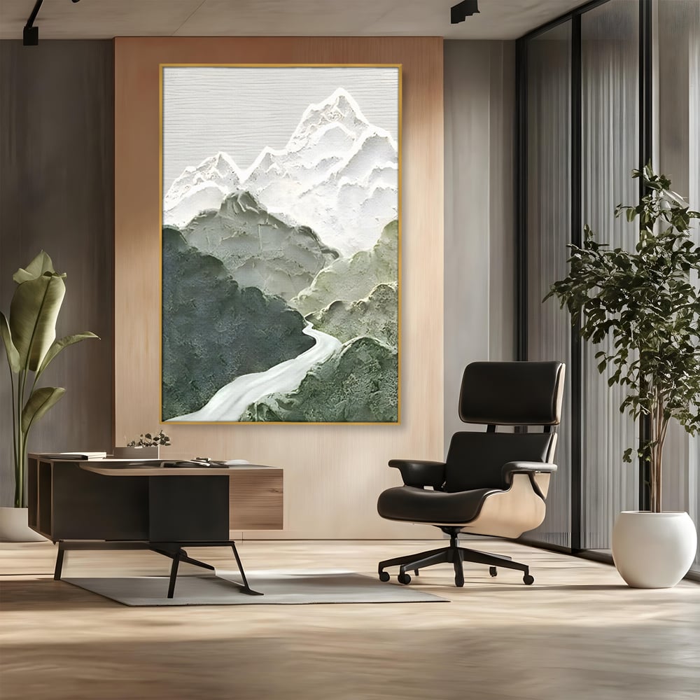Tablou canvas cu tablou canvas cu munti in relief, in rama de aluminiu auriu, pe perete intr-un birou