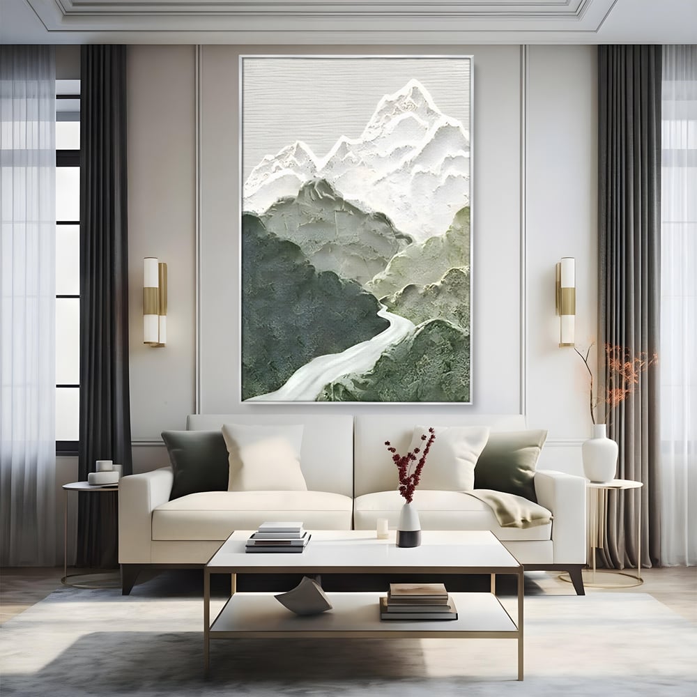 Tablou canvas cu tablou canvas cu munti in relief, in rama de aluminiu argintiu, pe perete intr-un living