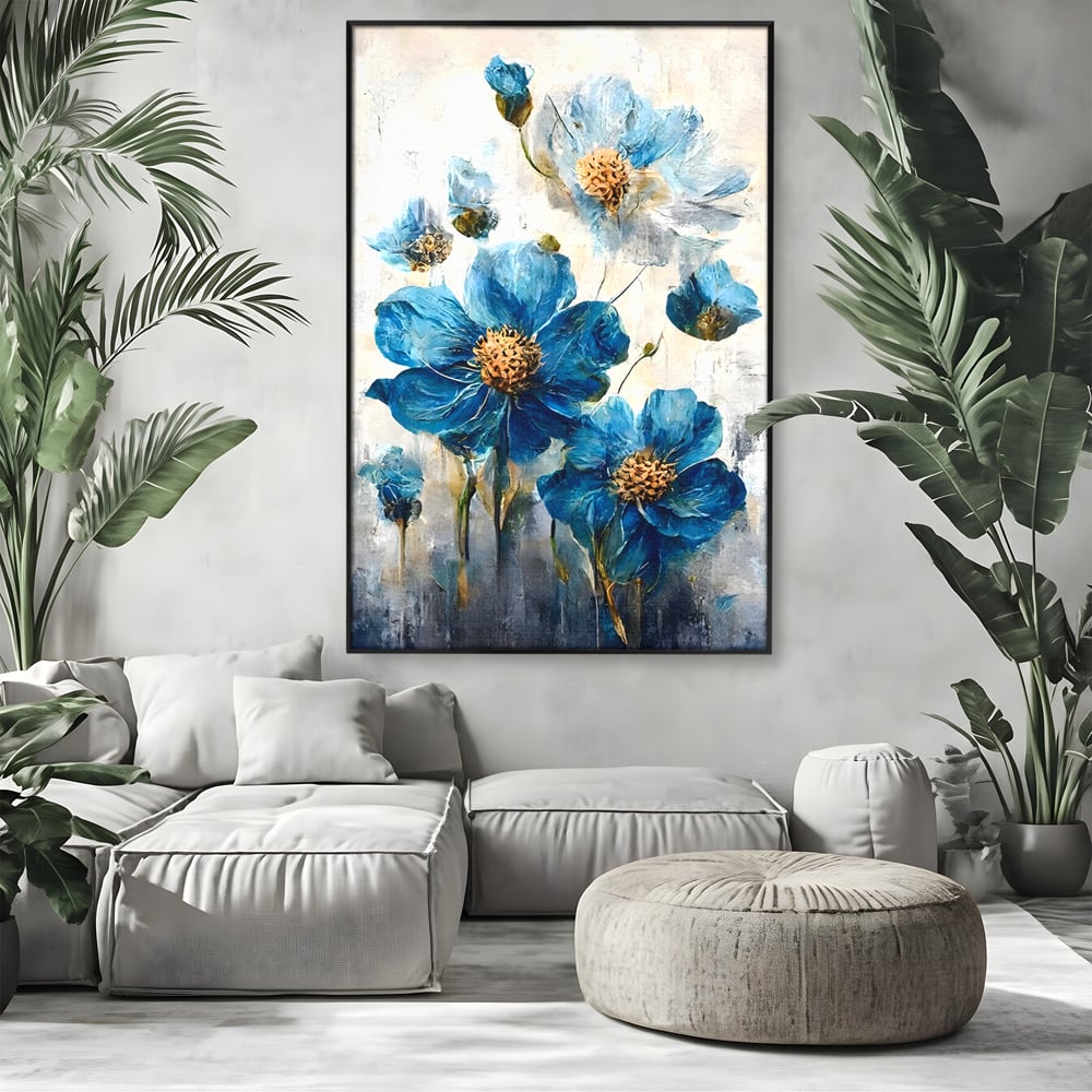 Tablou canvas cu pictura verticala cu flori albastre, in rama de aluminiu negru, pe perete intr-un living