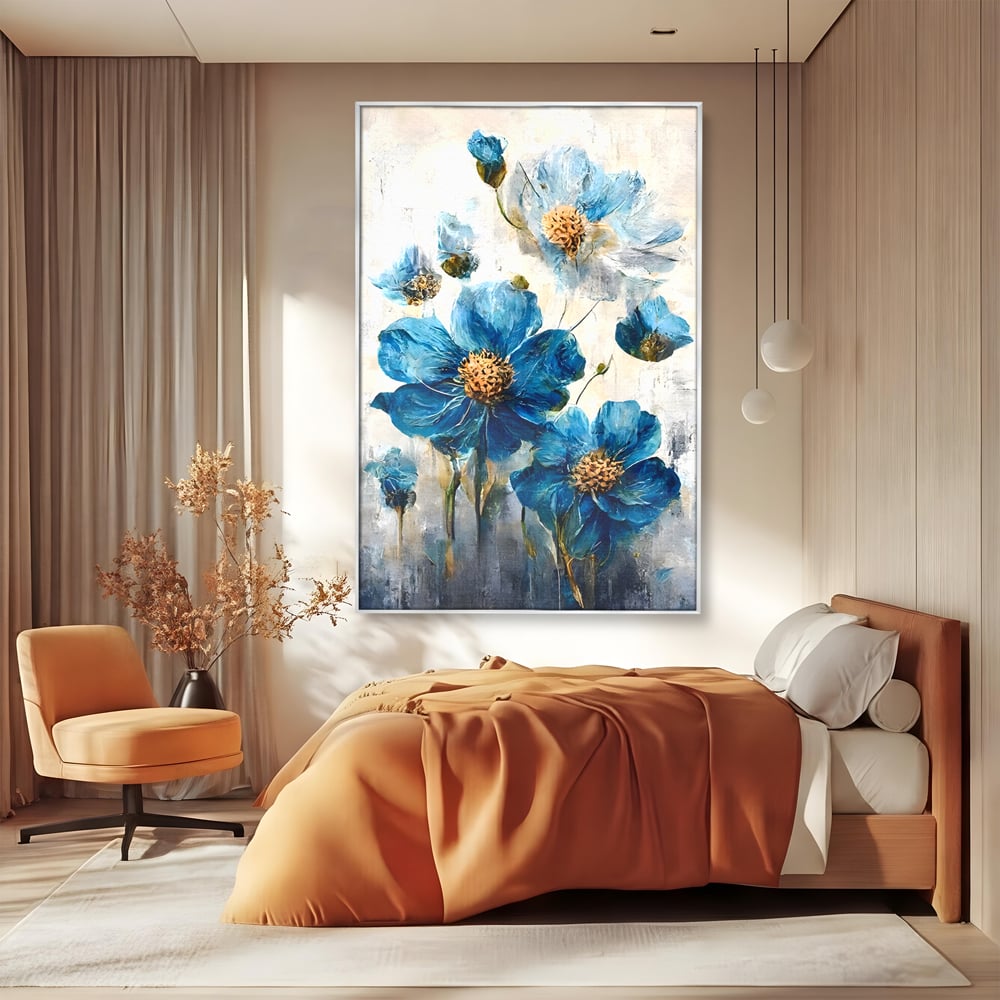 Tablou canvas cu pictura verticala cu flori albastre, in rama de aluminiu argintiu, pe perete intr-un dormitor