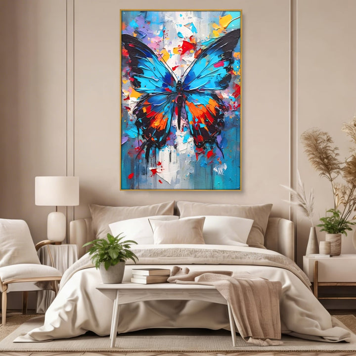 Tablou canvas cu pictura cu fluture albastru, in rama de aluminiu auriu, pe perete intr-un dormitor
