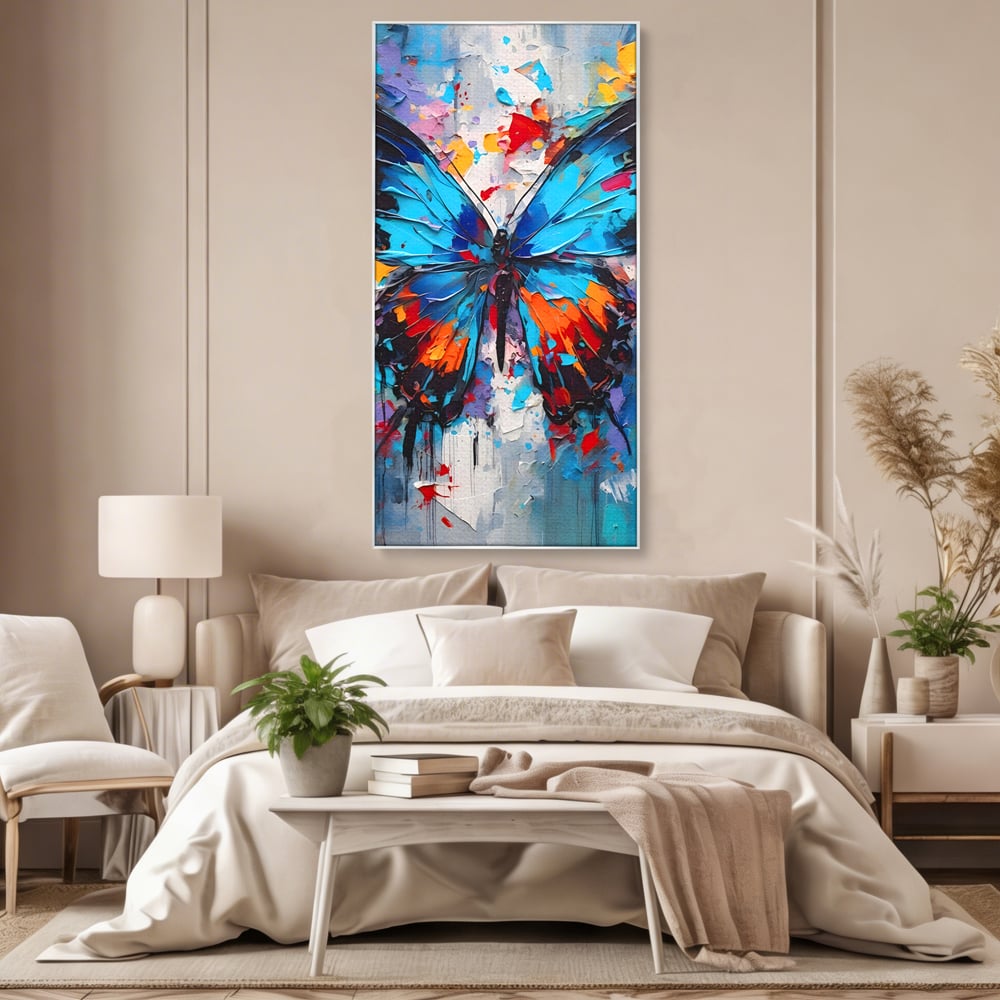 Tablou canvas cu pictura cu fluture albastru, in rama de aluminiu argintiu, pe perete intr-un dormitor