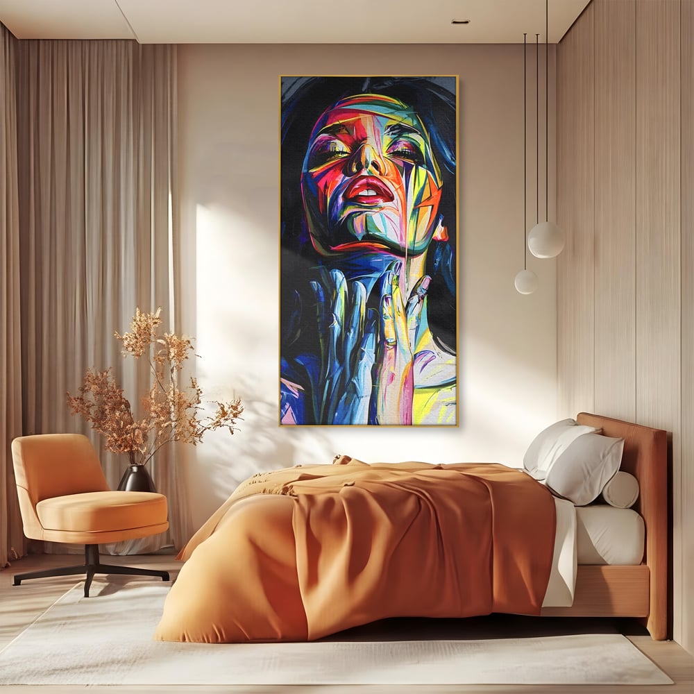 Tablou canvas cu tablou canvas cu femeie stilizata, in rama de aluminiu auriu, pe perete intr-un dormitor