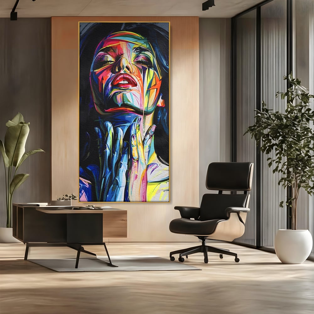 Tablou canvas cu tablou canvas cu femeie stilizata, in rama de aluminiu auriu, pe perete intr-un birou