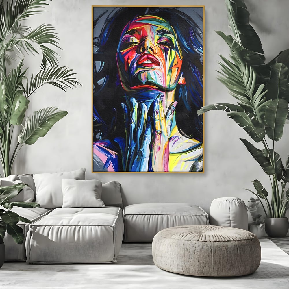 Tablou canvas cu tablou canvas cu femeie stilizata, in rama de aluminiu auriu, pe perete intr-un living