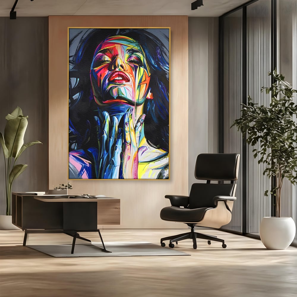 Tablou canvas cu tablou canvas cu femeie stilizata, in rama de aluminiu auriu, pe perete intr-un birou