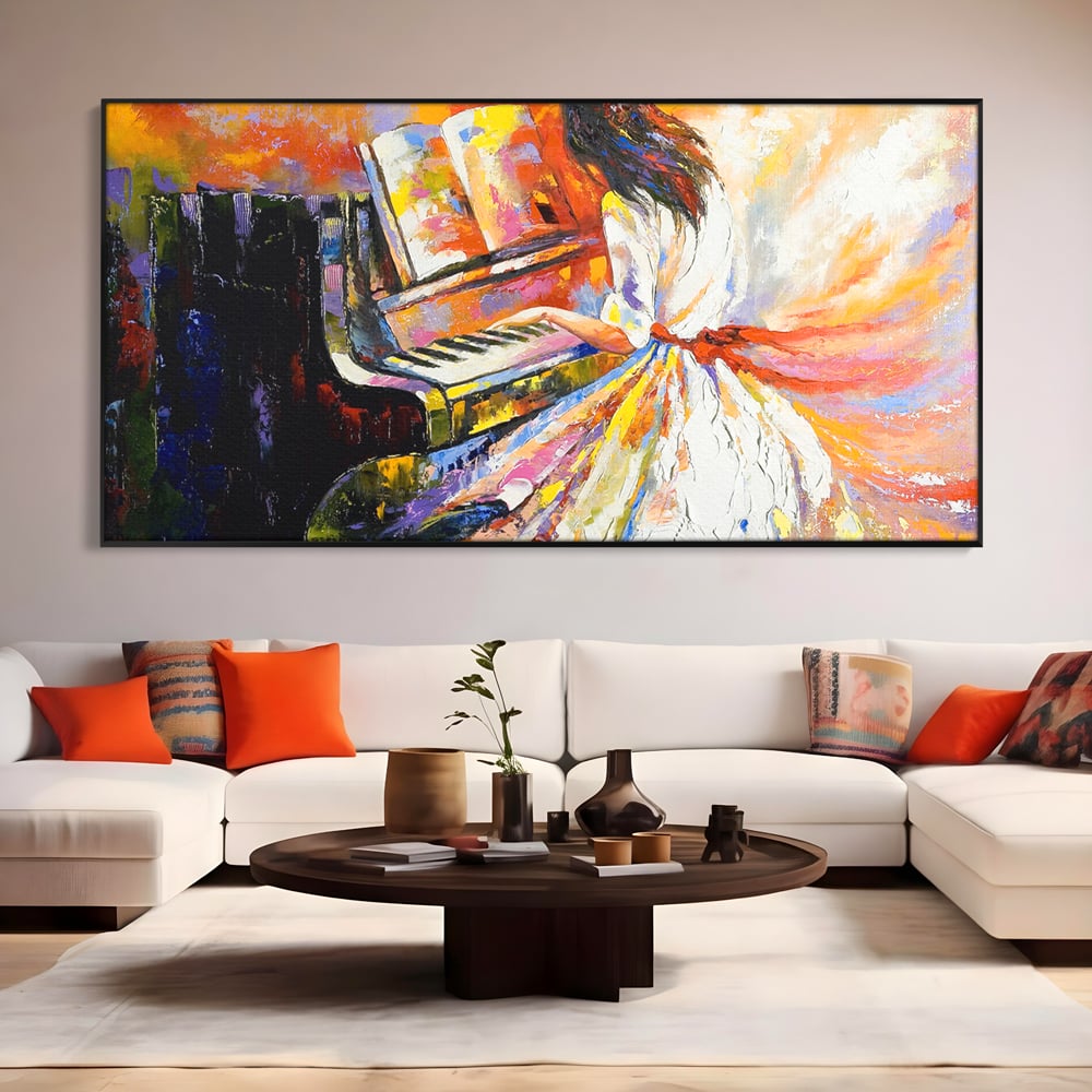 Tablou canvas cu pictura cu fata la pian, in rama de aluminiu negru, pe perete intr-un living