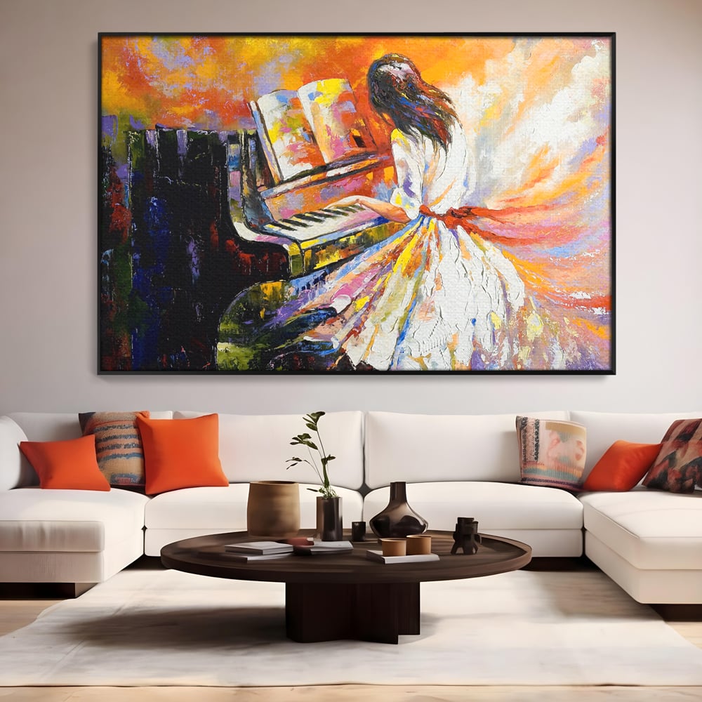 Tablou canvas cu pictura cu fata la pian, in rama de aluminiu negru, pe perete intr-un living