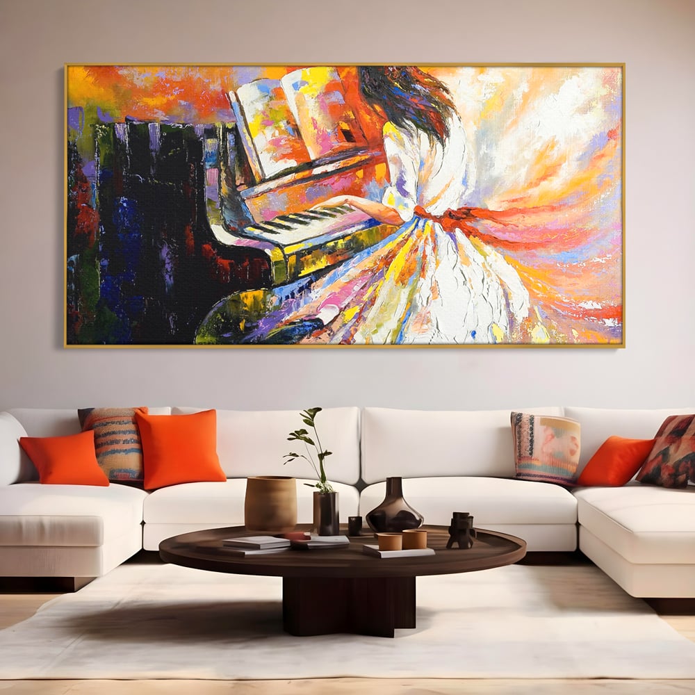 Tablou canvas cu pictura cu fata la pian, in rama de aluminiu auriu, pe perete intr-un living