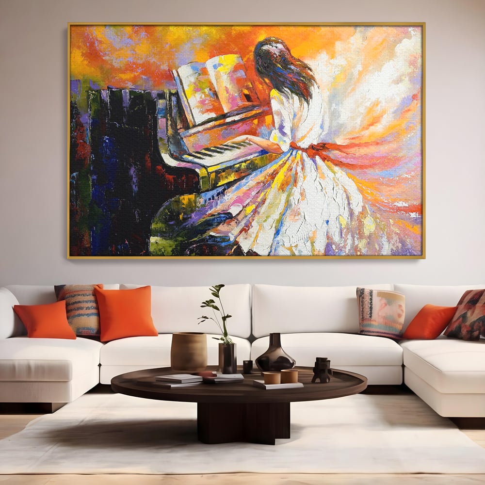 Tablou canvas cu pictura cu fata la pian, in rama de aluminiu auriu, pe perete intr-un living