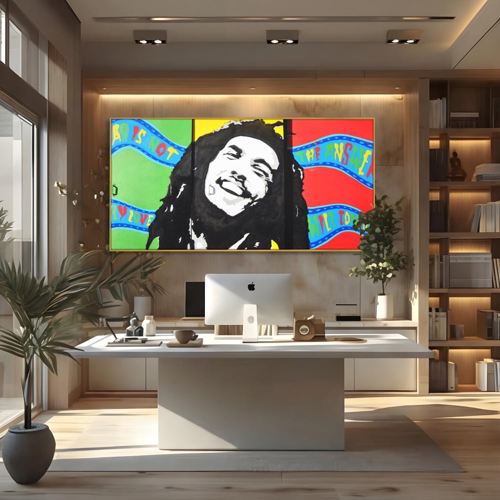 Tablou canvas cu tablou pictat cu portretul lui bob marley, in rama de aluminiu auriu, pe perete intr-un birou