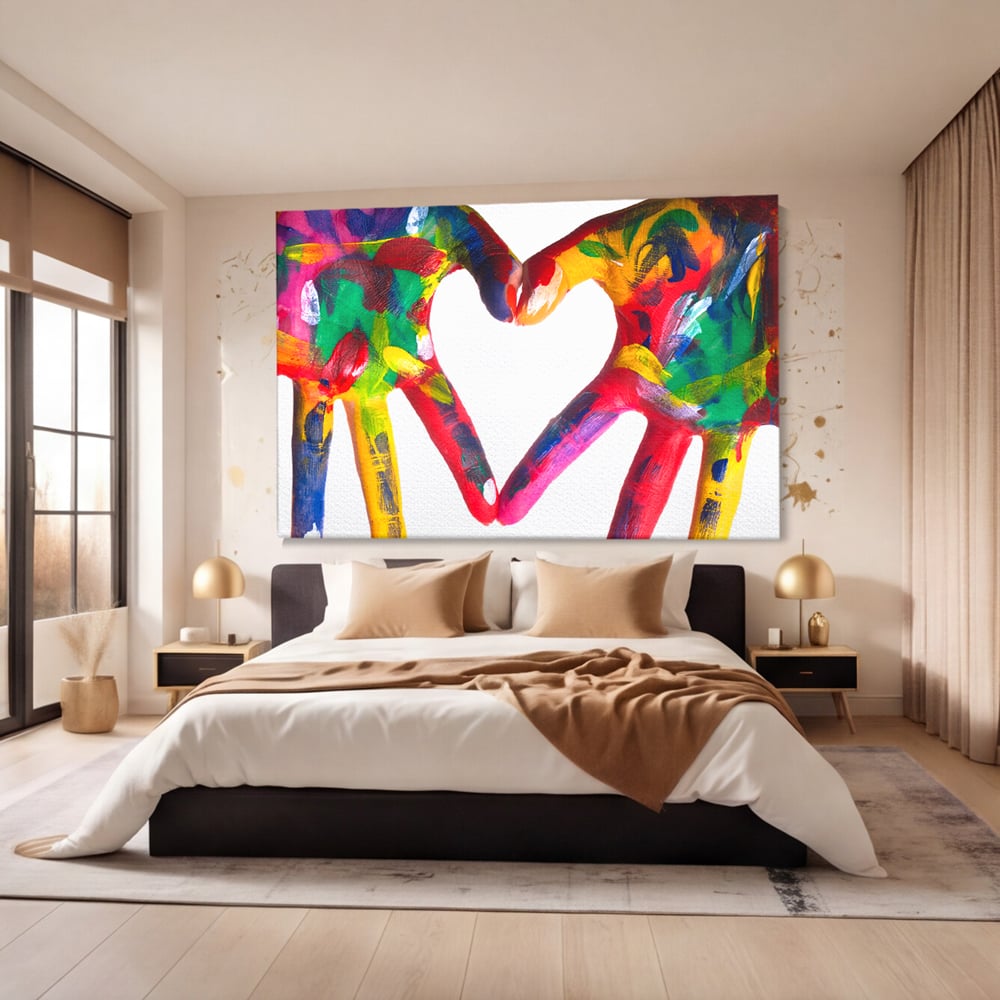 Tablou canvas cu pictura cu maini colorate formand o inima, fara rama, pe sasiu de lemn, pe perete intr-un dormitor