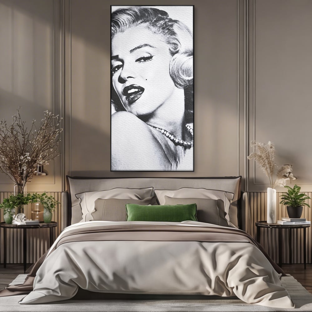 Tablou canvas cu tablou canvas cu marilyn monroe alb negru, in rama de aluminiu negru, pe perete intr-un dormitor