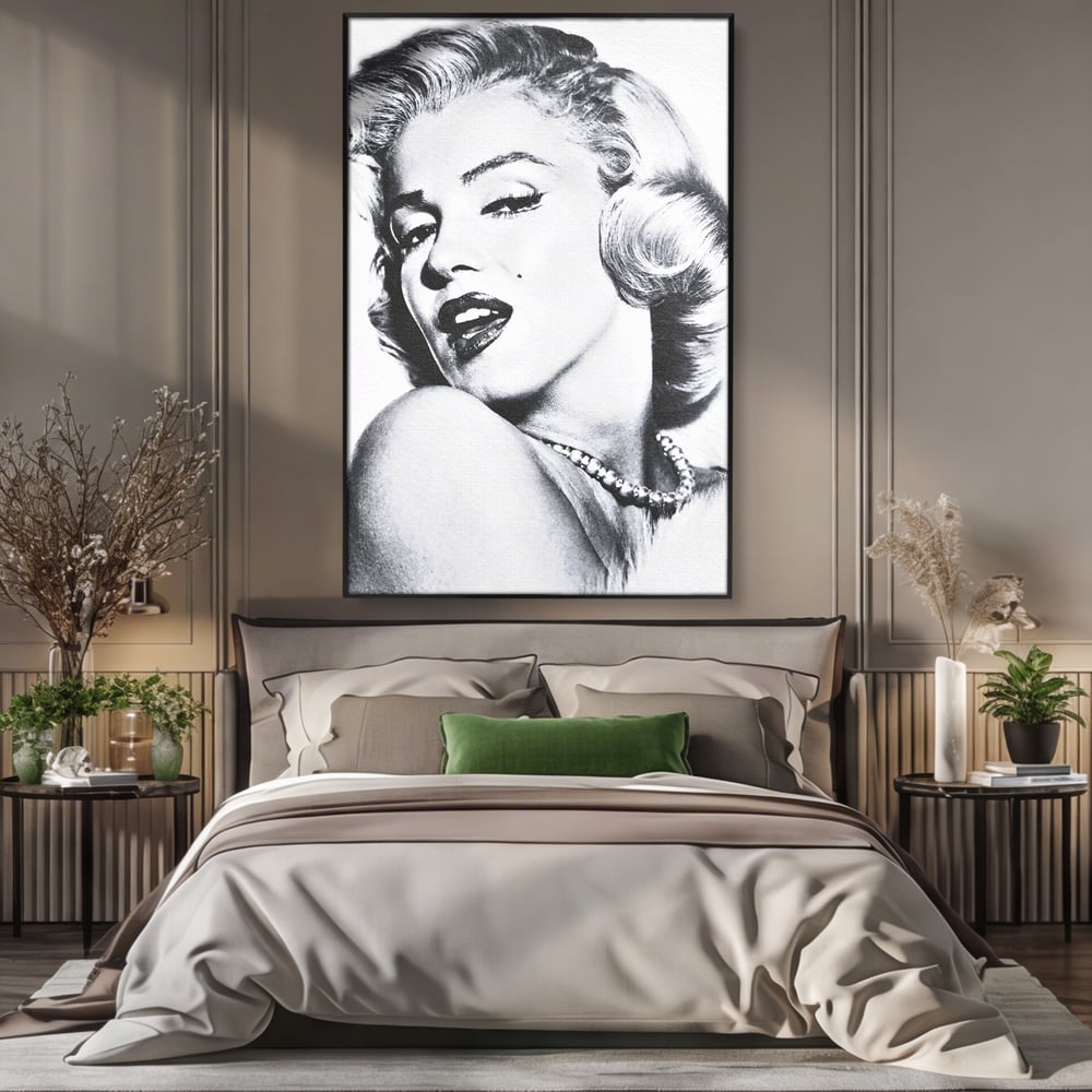 Tablou canvas cu tablou canvas cu marilyn monroe alb negru, in rama de aluminiu negru, pe perete intr-un dormitor