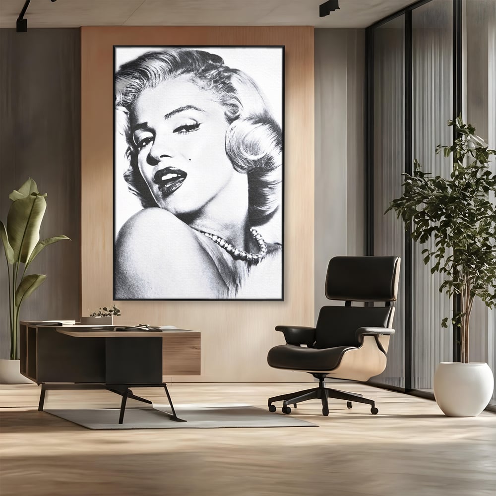 Tablou canvas cu tablou canvas cu marilyn monroe alb negru, in rama de aluminiu negru, pe perete intr-un birou