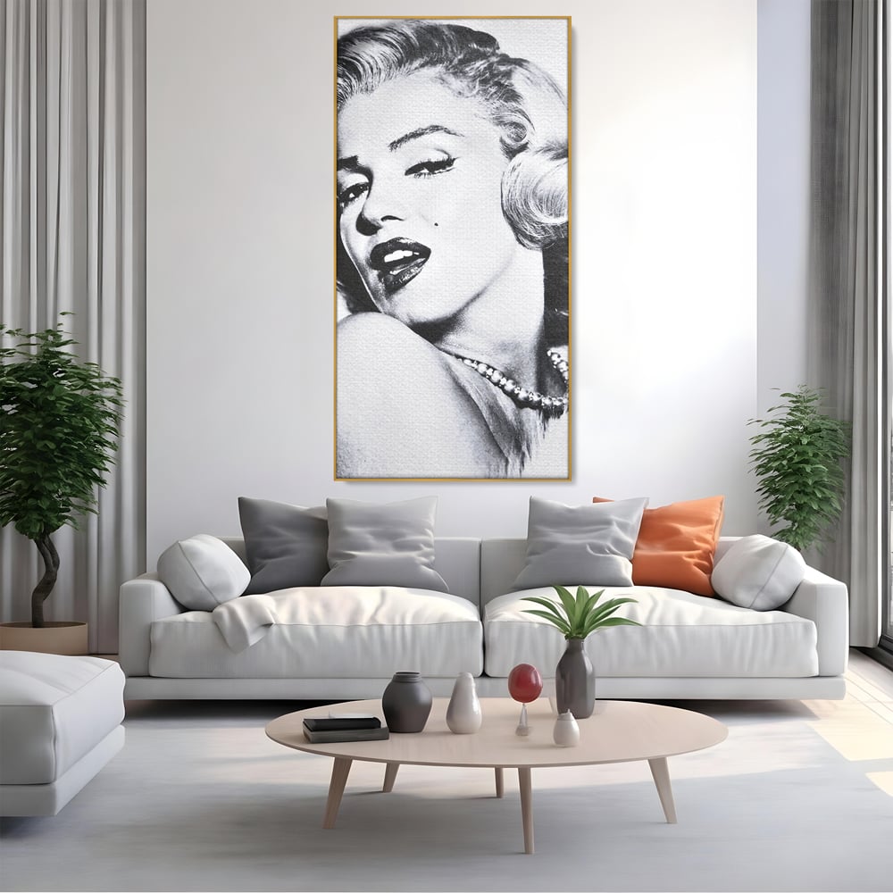 Tablou canvas cu tablou canvas cu marilyn monroe alb negru, in rama de aluminiu auriu, pe perete intr-un living