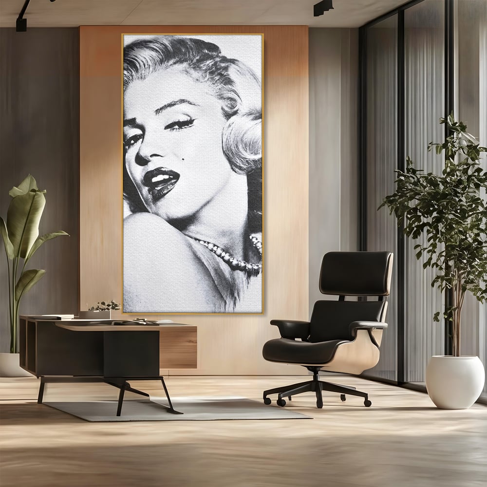 Tablou canvas cu tablou canvas cu marilyn monroe alb negru, in rama de aluminiu auriu, pe perete intr-un birou